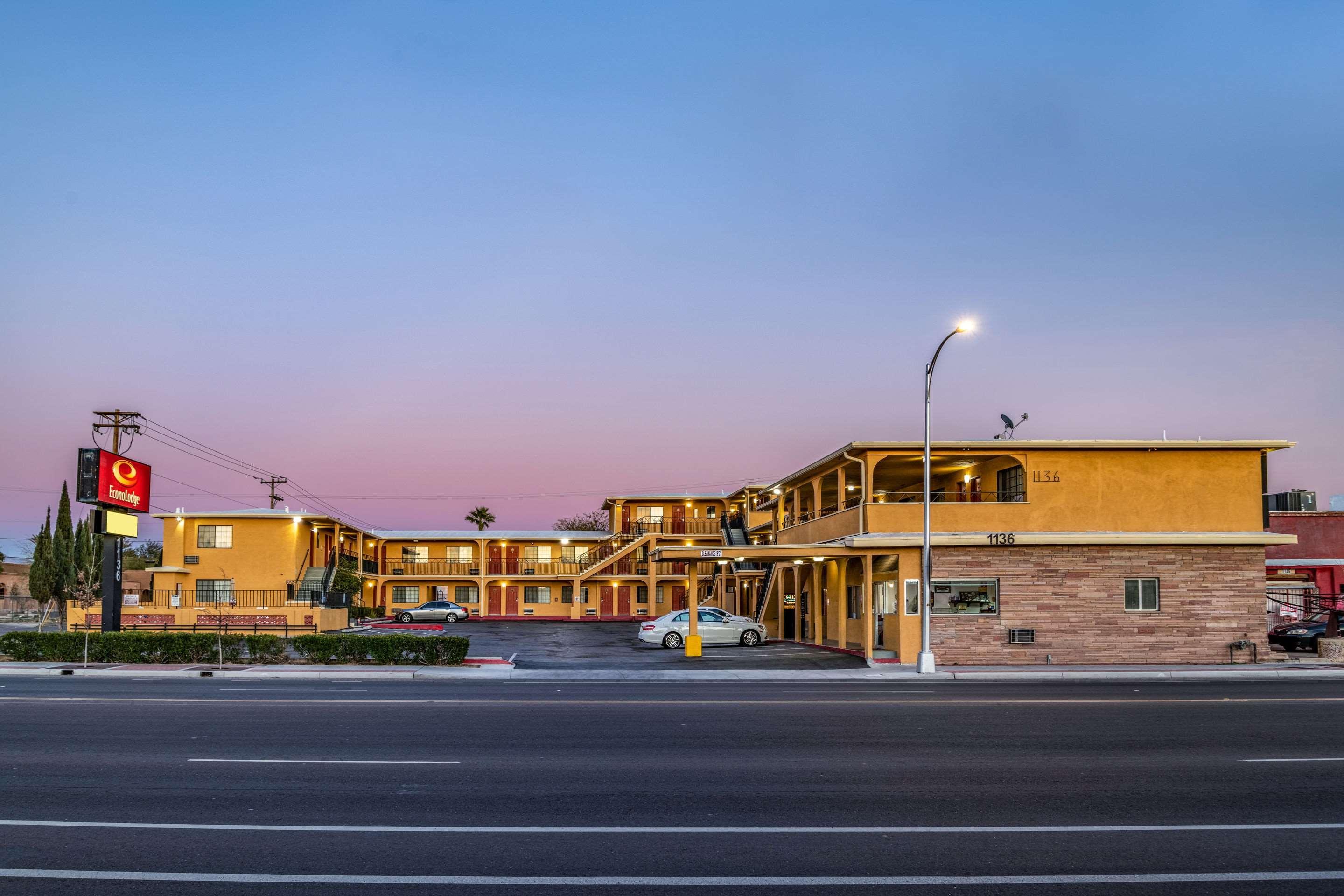 Econo Lodge University Tucson Bagian luar foto