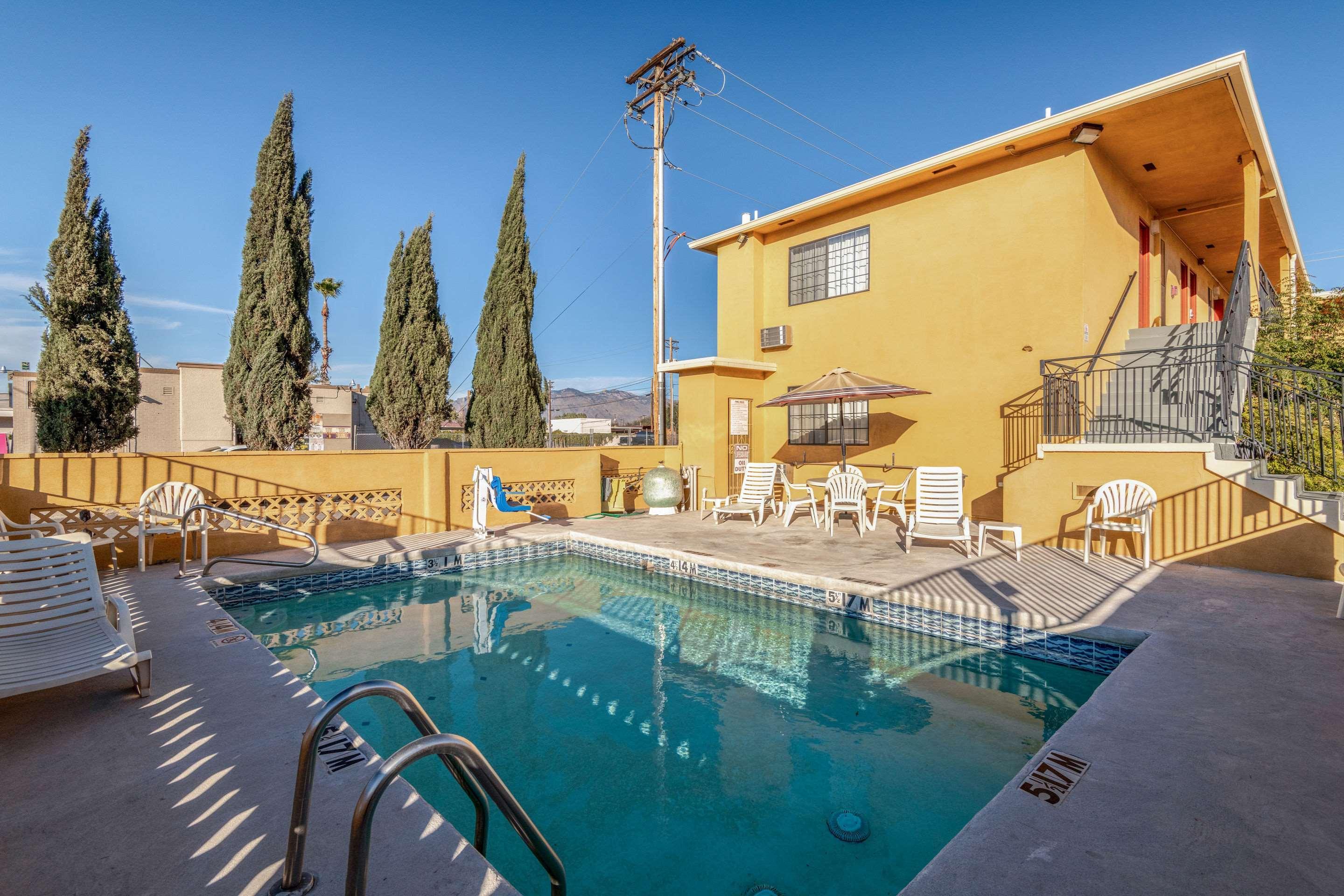 Econo Lodge University Tucson Bagian luar foto